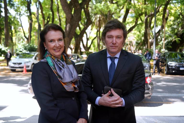 A chanceler argentina, Diana Mondino, ao lado do presidente do país, Javier Milei