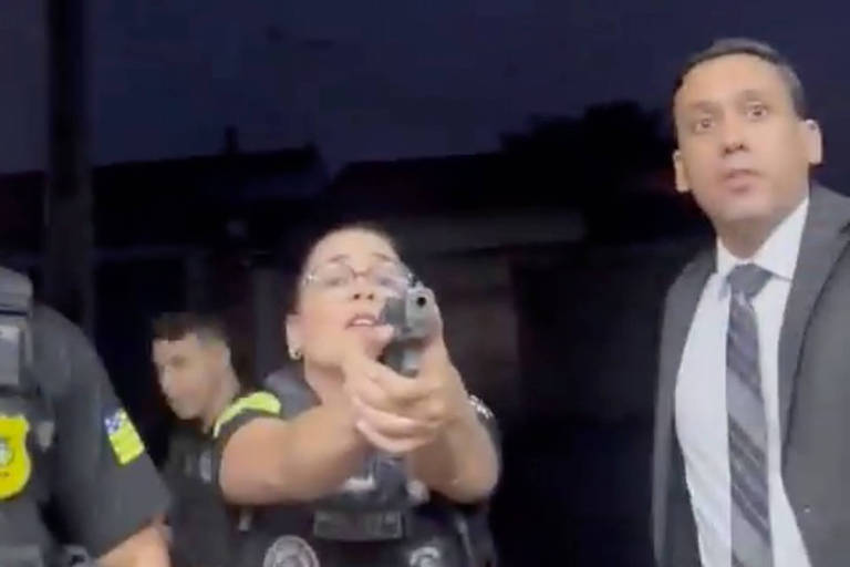 Policiais invadem casa por engano em Goiás e apontam arma para moradora; veja vídeo