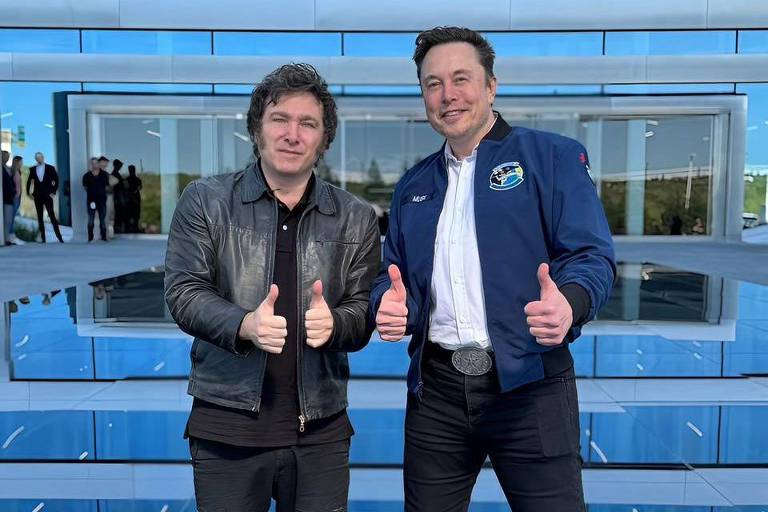 O presidente da Argentina, Javier Milei, e o empresário Elon Musk, na fábrica da Tesla no estado americano do Texas