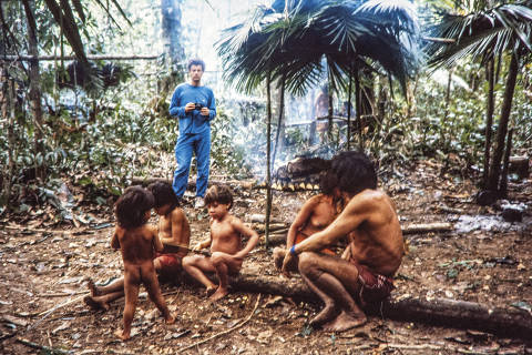 O antropólogo Beto Ricardo fotografando os araweté na Terra Indígena Araweté/Igarapé Ipixuna, no Pará, em 1991