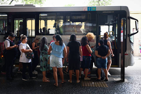 SAO PAULO/SP, Brasil.  17.12.2023. Movimentação de passageiros no terminal de onibus Tatuapé no primeiro dia de tarifa zero em onibus da capital.
 (foto: Zanone Fraissat/ Folhapress, COTIDIANO) ***EXCLUSIVO***