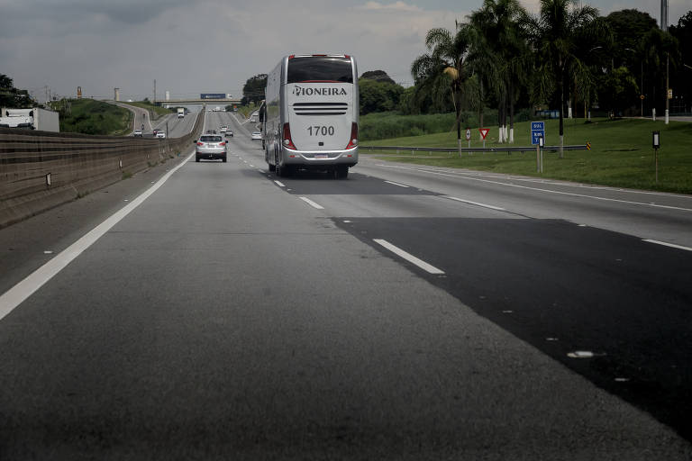 Ônibus passa por um trecho de asfalto recapeado na Via Anhanguera