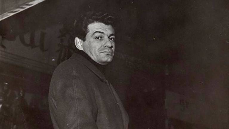 Em foto preto e branco, o  diretor de cinema, compositor, cantor e músico Sérgio Ricardo posa para a câmera