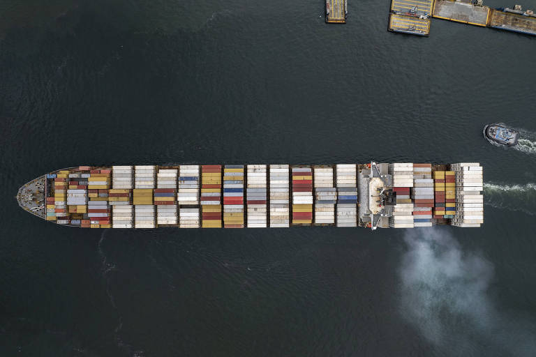 Imagem aérea mostra navio cheio de carga