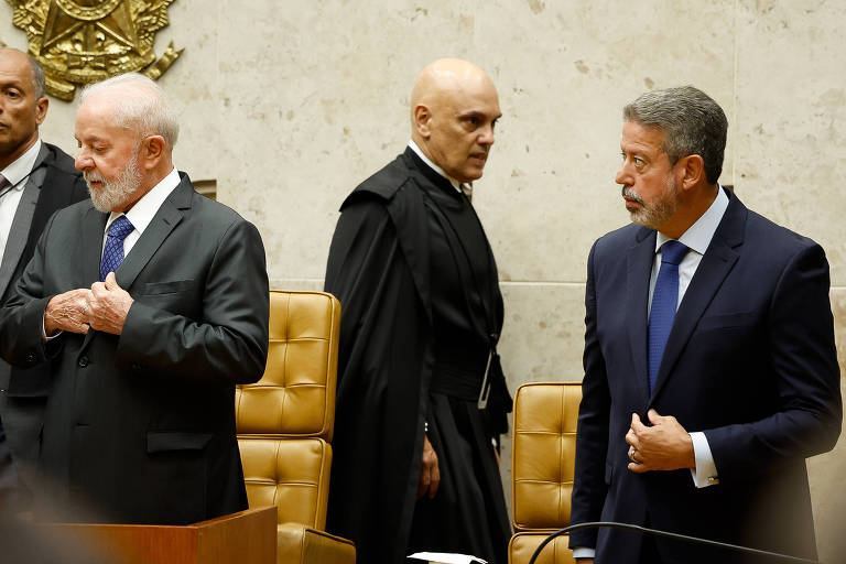 O presidente Lula, o ministro Alexandre de Moraes, do STF, e o presidente da Câmara, Arthur Lira, na cerimônia de posse do ministro Flávio Dino na corte
