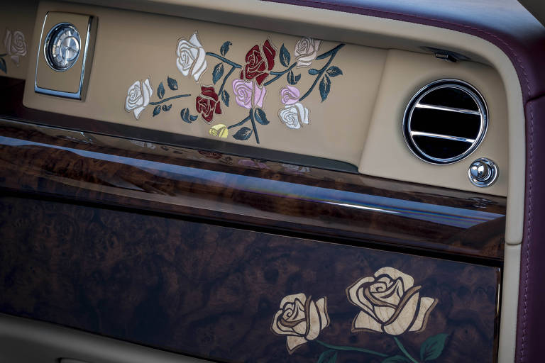 Detalhes de carro da Rolls Royce personalizado com bordados