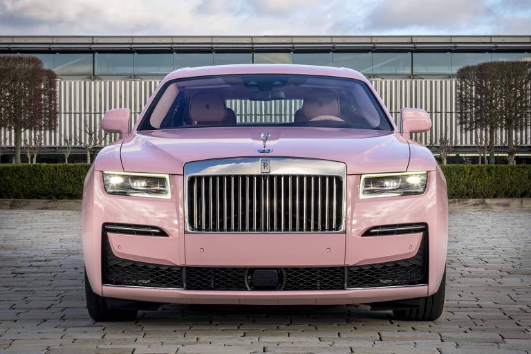 Carro da Rolls Royce personalizado na cor rosa