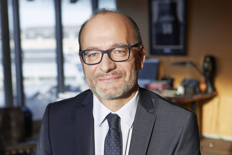 Rémy Rioux, diretor-geral da AFD (Agência Francesa de Desenvolvimento), usa terno escuro, camisa branca, gravata azul marinho de poá e óculos