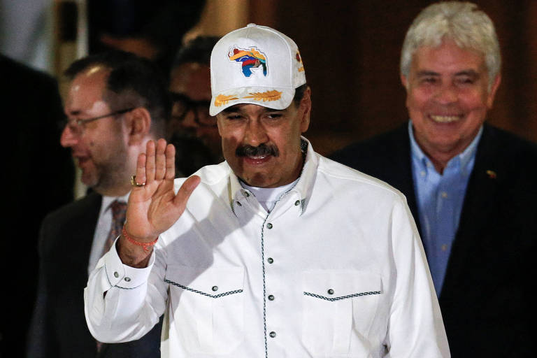 O ditador da Venezuela, Nicolás Maduro, acena durante encontro com o presidente da Colômbia, Gustavo Petro, em Caracas