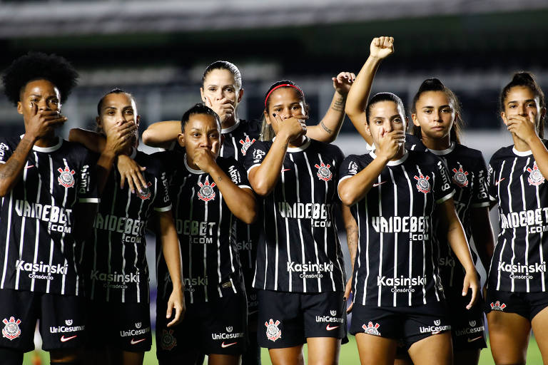 Jogadoras do Corinthians protestam com a mão sobre a boca durante primeiro gol de partida contra o Santos, que marcou retorno do técnico Kleiton Lima ao time da Vila e terminou 3 a 1 para as Brabas