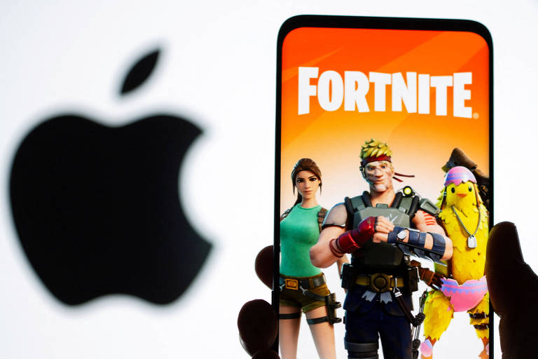 Foto ilustrativa mostra smartphone com o jogo Fortnite, da Epic Games, ao lado do logo da Apple em formato de maçã