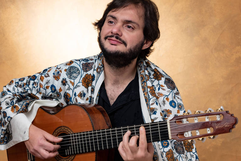 Yamandu Costa traz música ao Brasil, entre noites em aeroportos pelo mundo