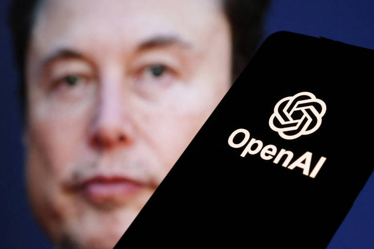 Imagem de Elon Musk atrás de celular que exibe o logo da desenvolvedora do ChatGPT, OpenAI