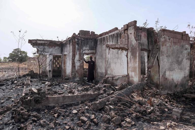 Destroços de escola de onde alunas foram sequestradas em Chibok, no nordeste da Nigéria