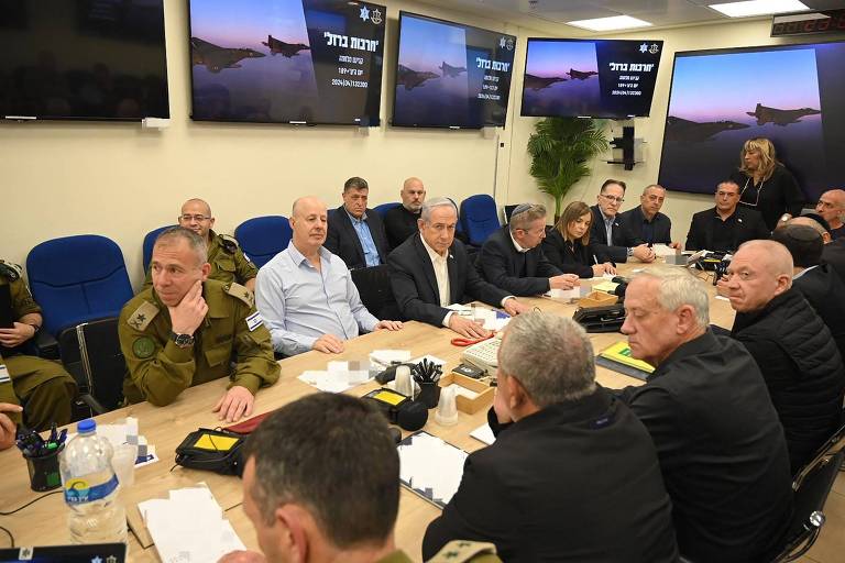 Netanyahu (de terno e camisa branca) durante reunião com o gabinete de guerra israelense