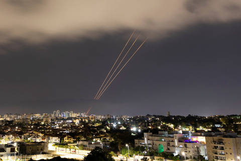 An anti-missile system operates after Iran launched drones and missiles towards Israel, as seen from Ashkelon, Israel April 14, 2024. REUTERS/Amir Cohen     TPX IMAGES OF THE DAY ORG XMIT: LIVE