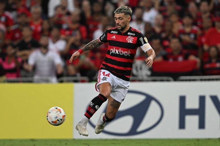 De Arrascaeta controla a bola durante jogo do Flamengo pela Libertadores no Maracanã