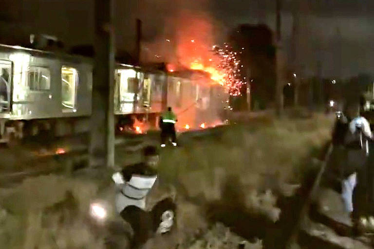Trem pega fogo na zona norte do Rio; duas mulheres ficaram feridas