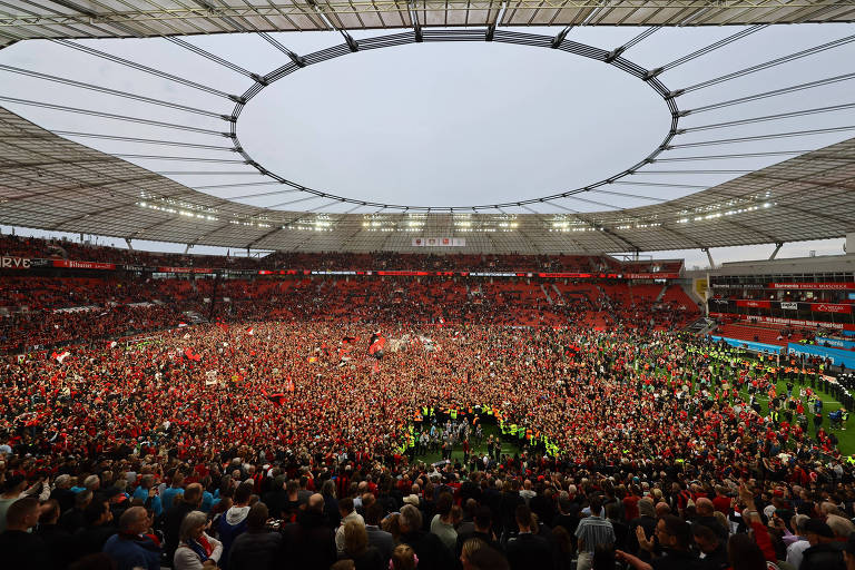 Torcida invade gramado da BayArena para comemorar primeiro título da Bundesliga do Bayer Leverkusen
