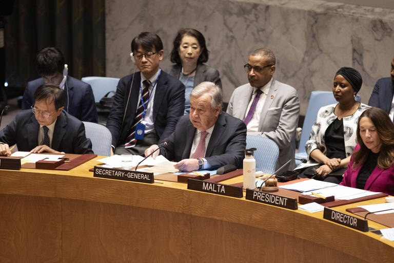 O secretário-geral da ONU, António Guterres (centro) durante reunião de emergência do Conselho de Segurança da entidade