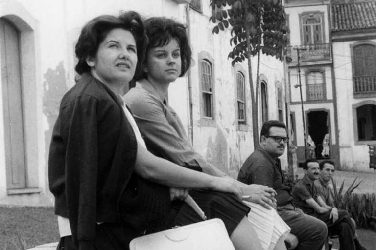 Lygia de Azevedo Campos, à dir., e Lilla Pignatari na Semana Nacional da Poesia de Vanguarda, em Belo Horizonte, em 1963