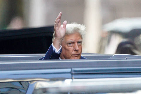 Former U.S. President Donald Trump gestures on the day of hush money criminal trial, outside Trump Tower, in New York, U.S., April 15, 2024. REUTERS/Eduardo Munoz ORG XMIT: LIVE