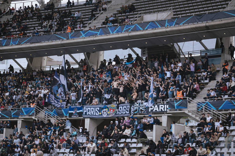 Torcedores do Paris FC em jogo no estádio Stade Charléty contra o Grenoble, em Paris