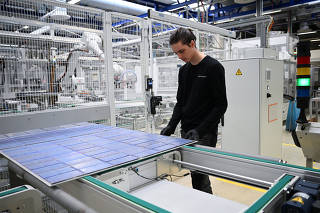 Last production line of solar modules rolls off the assembly line in Freiberg