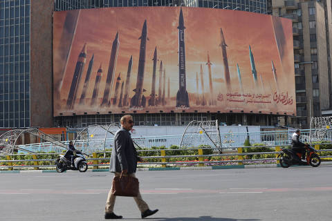 An anti-Israel billboard with a picture of Iranian missiles is seen in a street in Tehran, Iran April 15, 2024. Majid Asgaripour/WANA (West Asia News Agency) via REUTERS ATTENTION EDITORS - THIS IMAGE HAS BEEN SUPPLIED BY A THIRD PARTY. ORG XMIT: BLR