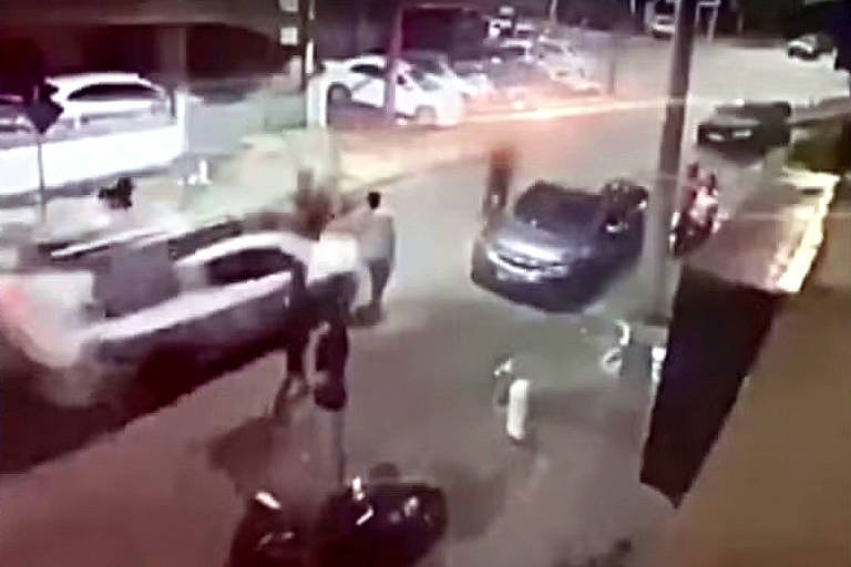 Adolescente dirige carro da mãe e atropela jovens após briga no RJ