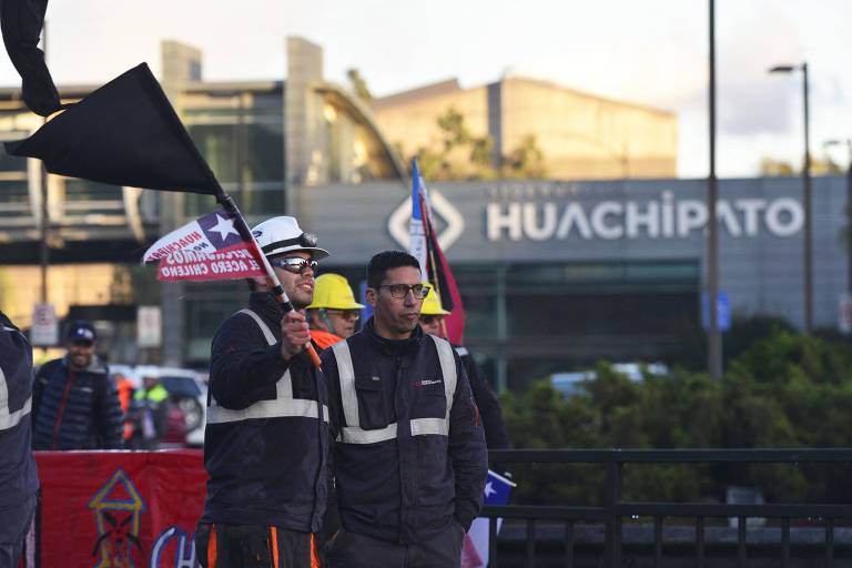 Protesto de trabalhadores contra fechamento de fábricas de siderurgia no Chile