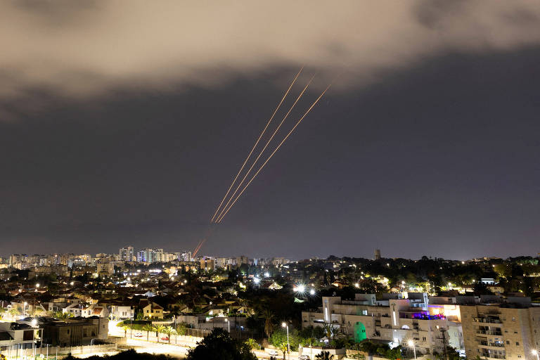 Sistema antimíssil opera na cidade de Ashkelon, em Israel, após ataque do Irã
