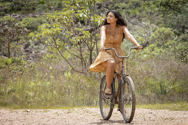 Quinota (Larissa Bocchino) anda de bicicleta