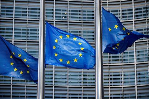 FILE PHOTO: European Union flags fly outside the European Commission headquarters in Brussels, Belgium, March 1, 2023.REUTERS/Johanna Geron/File Photo ORG XMIT: FW1