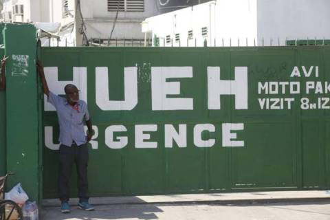 BBC NEWS BRASIL -   Há apenas dois centros cirúrgicos em funcionamento em Porto Príncipe, atualmente. Os últimos pacientes do maior hospital do Haiti, transformado em QG das gangues que desestabilizam o país. (Foto: Odelyn Joseph e Sandrine Exil via BBC ) *** FOTO PARA O USO EXCLUSIVO - BBC NEWS BRASIL - NÃO USAR PARA OUTROS TEXTOS *** DIREITOS RESERVADOS. NÃO PUBLICAR SEM AUTORIZAÇÃO DO DETENTOR DOS DIREITOS AUTORAIS E DE IMAGEM