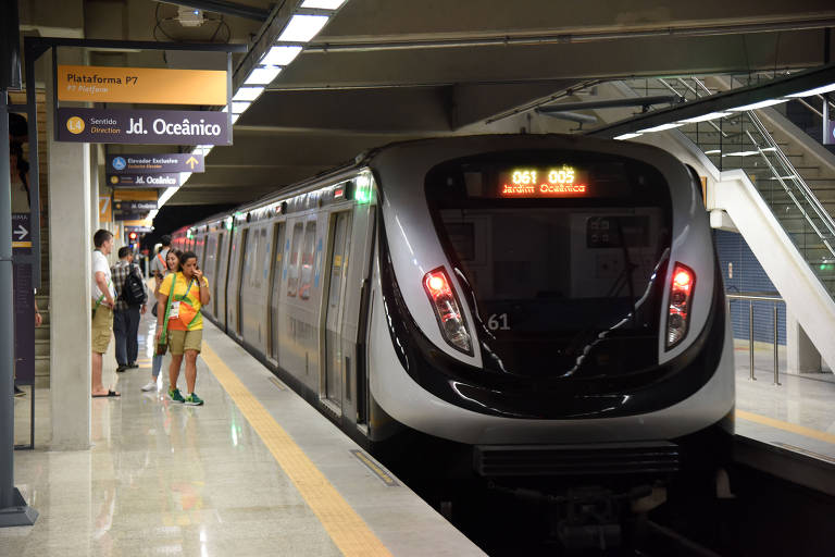 Passageiros de metrô no Rio reclamam de aumento da tarifa para R$ 7,50