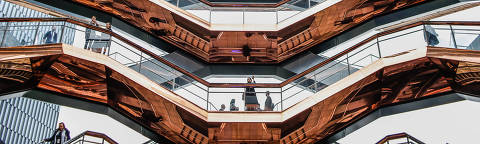 NOVA YORK, EUA, 15.03.2019 - Visitantes chegam ao empreendimento imobiliário Hudson Yards no dia da inauguração da primeira fase do projeto em Manhattan, em Nova York, nos Estados Unidos. Quatro torres, incluindo espaços residenciais, comerciais e de varejo, e uma grande escultura de arte pública composta de 155 lances de escada, chamada 'The Vessel', serão abertas ao público. O desenvolvedor do projeto, Related Companies, chama o empreendimento mais caro da cidade desde o Rockefeller Center. (Foto: Vanessa Carvalho/Brazil Photo Press/Folhapres)