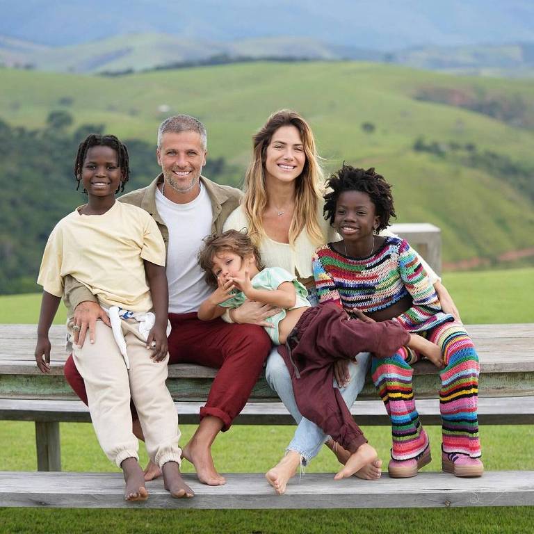 Giovanna Ewbank parabeniza o marido com foto da família