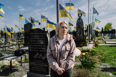 Odessa, Ucrânia - 13/4/2024 -Helen Voinorovska, emocionada em frente ao túmulo de seu irmão Yurii Solomko, soldado morto em combate. Cemitério de Zakhdine, no oeste da cidade de Odessa, na região de Odessa, Ucrânia. (FOTO: FRANCISCO PRONER/Folhapress) ***VENDA SOMENTE NO BRASIL??****
 EXCLUSIVO - MATERIA WALTER PORTO ***