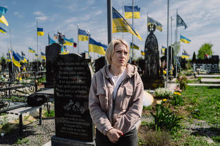 Helen Voinorovska, emocionada em frente ao túmulo de seu irmão 