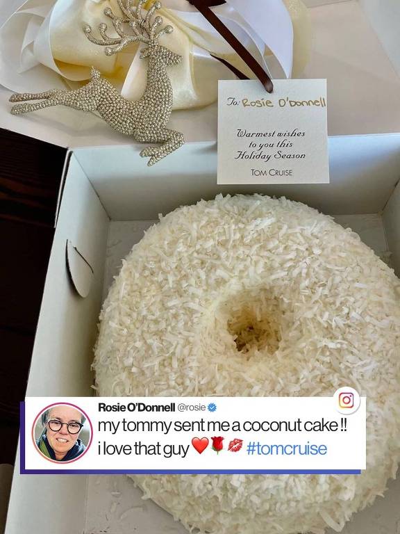A apresentadora Rosie O'Donnel mostra bolo de coco que ganhou de Tom Cruise