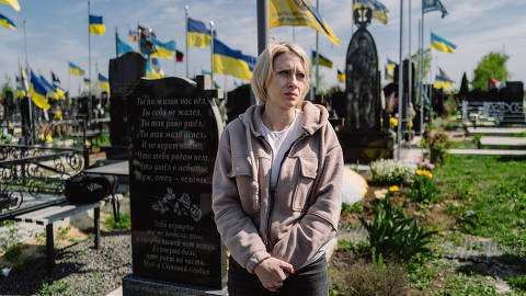 Odessa, Ucrânia - 13/4/2024 -Helen Voinorovska, emocionada em frente ao túmulo de seu irmão Yurii Solomko, soldado morto em combate. Cemitério de Zakhdine, no oeste da cidade de Odessa, na região de Odessa, Ucrânia. (FOTO: FRANCISCO PRONER/Folhapress) ***VENDA SOMENTE NO BRASIL??****
 EXCLUSIVO - MATERIA WALTER PORTO ***