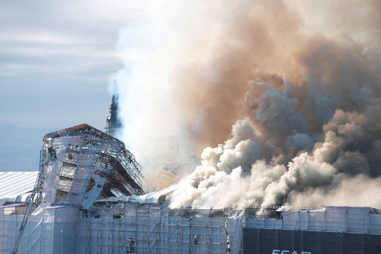 Incêndio atinge bolsa de valores histórica na Dinamarca; veja fotos de hoje