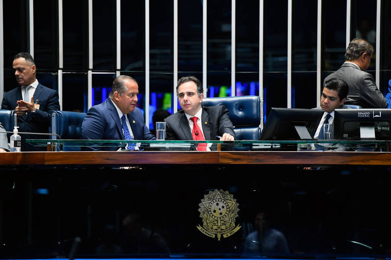 Na imagem, o senador Eduardo Gomes (PL-TO), o presidente do Senado Federal, Rodrigo Pacheco (PSD-MG) e o secretário-geral da Mesa do Senado Federal, Gustavo A. Sabóia Vieira. 