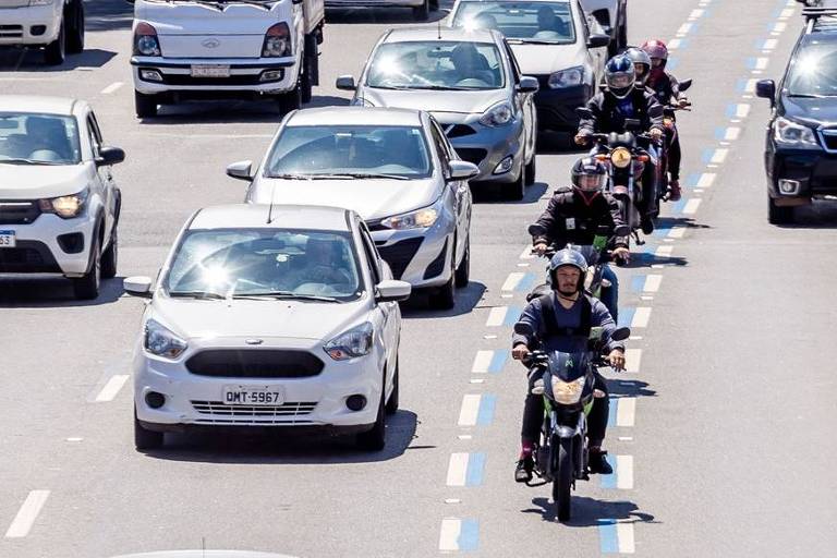 Mais 4 vias de São Paulo recebem a Faixa Azul para dar mais segurança aos motociclistas