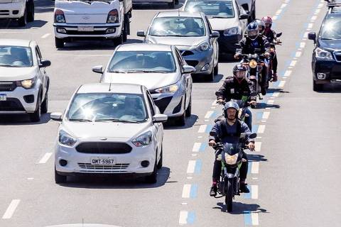 Motociclistas utilizam Faixa Azul na avenida Tiradentes, uma das vias com projeto-piloto da Prefeitura 
