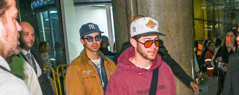 Joe Jonas e Nick Jonas desembarcam no Brasil
