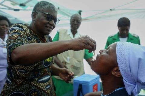 A health worker administers a dosage of the cholera vaccine during the launch of the campaign to immunise people in affected areas, at the Kuwadzana Polyclinic in Harare on January 29, 2024. (Photo by Jekesai NJIKIZANA / AFP)