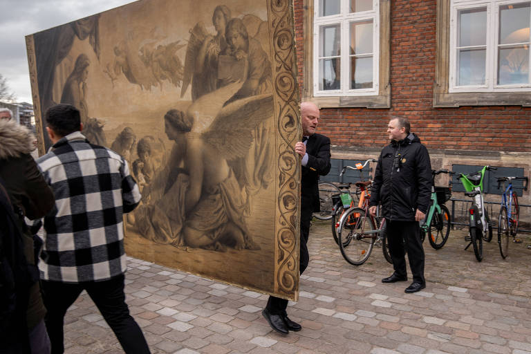 Pessoas carregam pintura histórica que estava na antiga Bolsa de Valores de Copenhague após incêndio