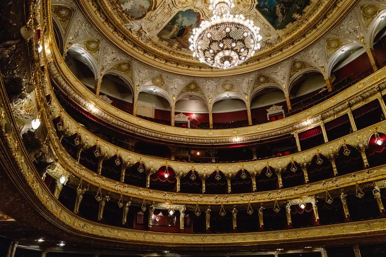 Interior da Ópera de Odessa, cidade que é um dos polos culturais da Ucrânia; região teve mais de cem prédios destruídos desde o começo da guerra, 47 deles considerados patrimônio cultural